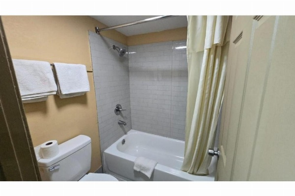 Diamond Inn Motel image 19